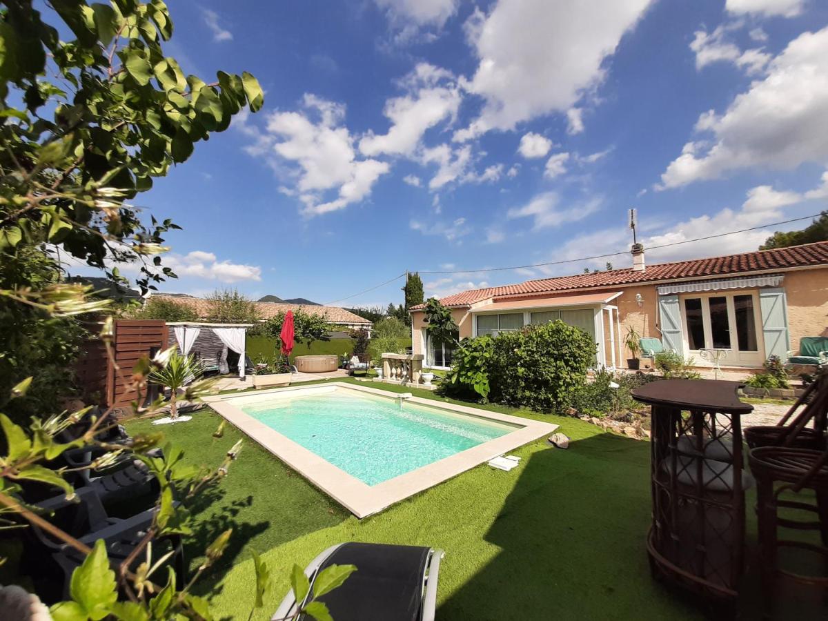 Eclats du Sud, villa les Cigales avec piscine, proche Cassis, meublé de tourisme 3 étoiles - B&B