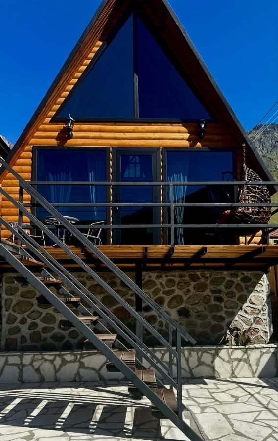 Edelweiss Cottage Kazbegi Mountain Views Near Gergeti - Chambres d’hôtes Stepantsminda