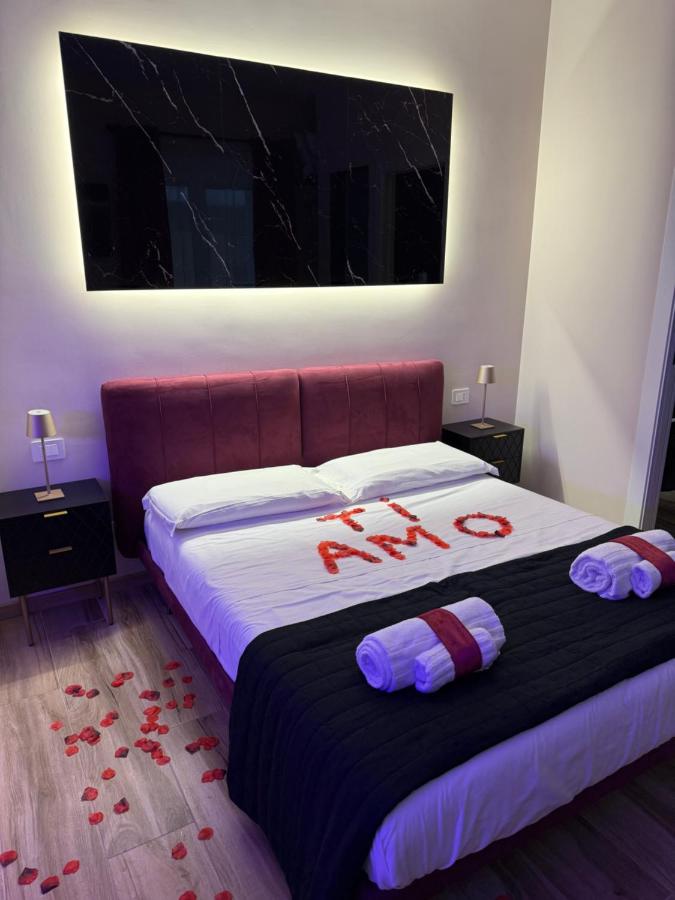 Habitación con cama extragrande y bañera de hidromasaje