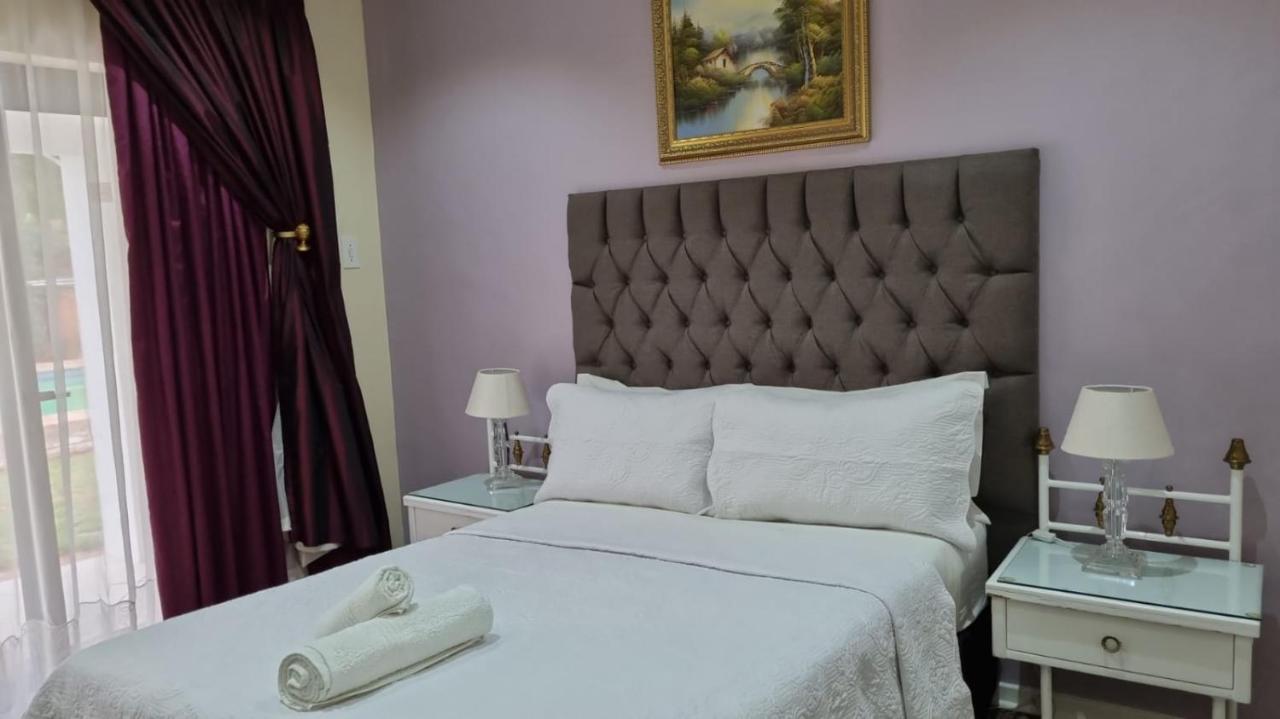 Camera Matrimoniale con Vista Piscina