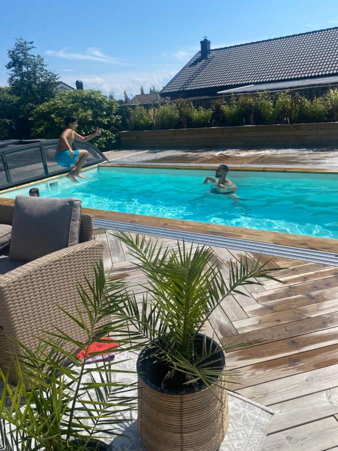 Stan- och strandnära poolvilla. - B&B