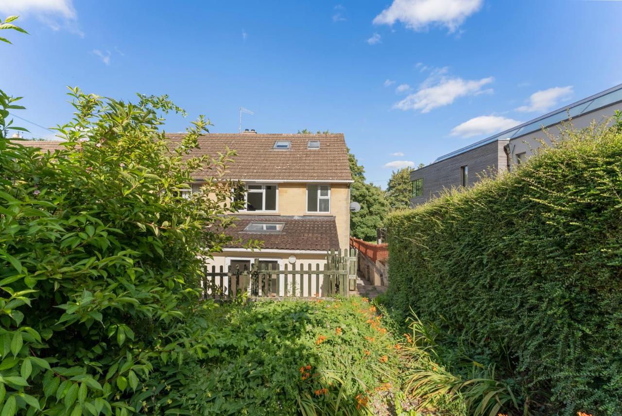 Stylish and Stunning 4 Bed in Bath - Parking and Garden - B&B