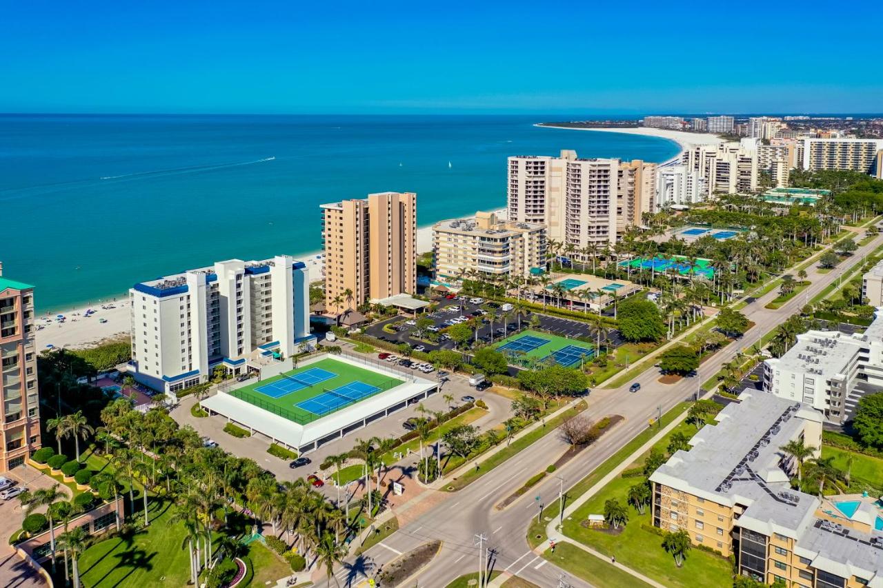 Breathtaking Sunsets @ This Beachfront Beauty, On-Site Restaurant/Tiki Bar - B&B Marco Island