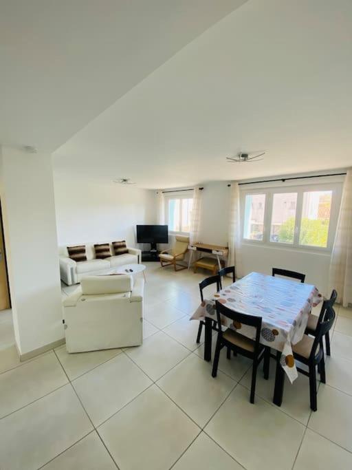 T4 Neuf et climatisé avec garage - Bed and Breakfast