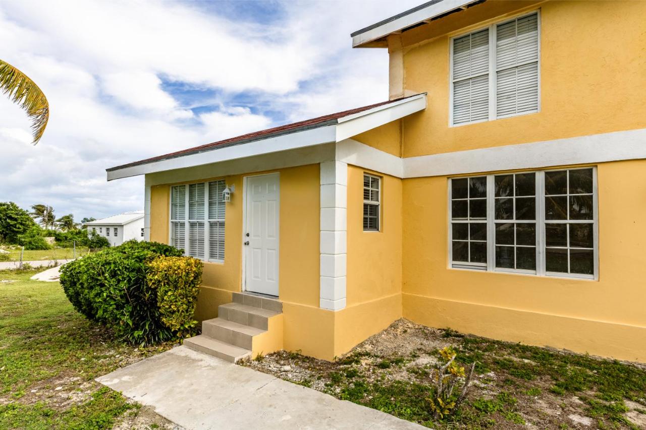 Tropical Bottle Creek Stay & Onsite Parking - B&B Whitby