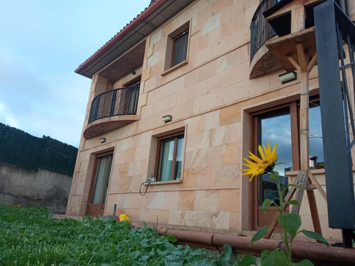 Eco casa con jardín privado y acceso gratuito a piscina en urbanización - B&B Carcedo de Burgos