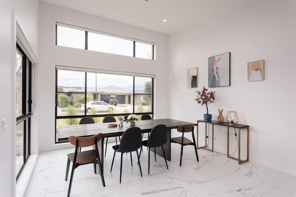 Bright and Chic House at Throsby with 4 Bedrooms - B&B