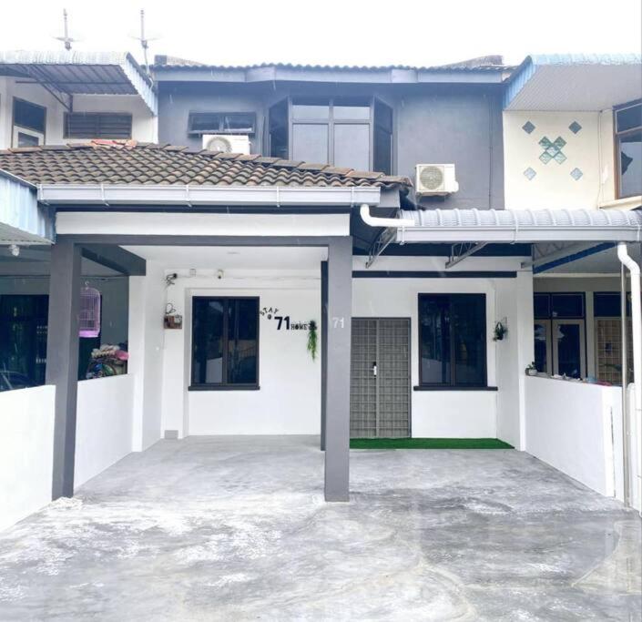 2 Storey Stylish Comfort Retreat ````AlmaImpianRia - B&B