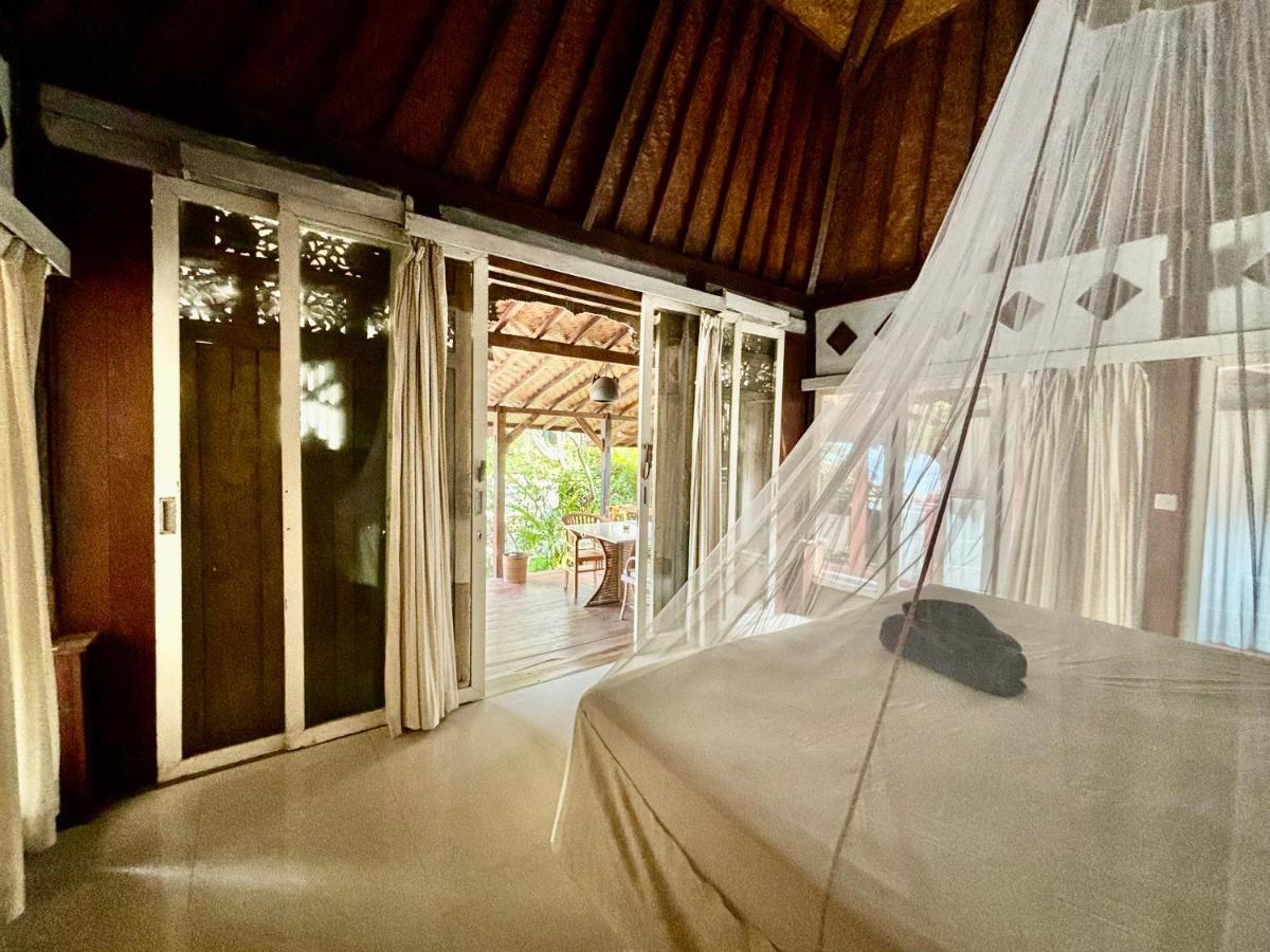 Deluxe Double Room with Side Sea View