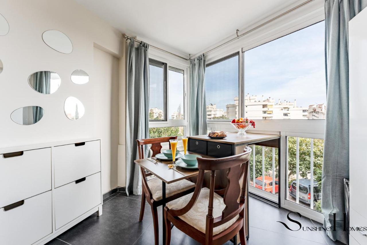 Stylish Retreat 1Bed, Pool, Sleeps 3 - Chambres d'hôtes Benalmádena
