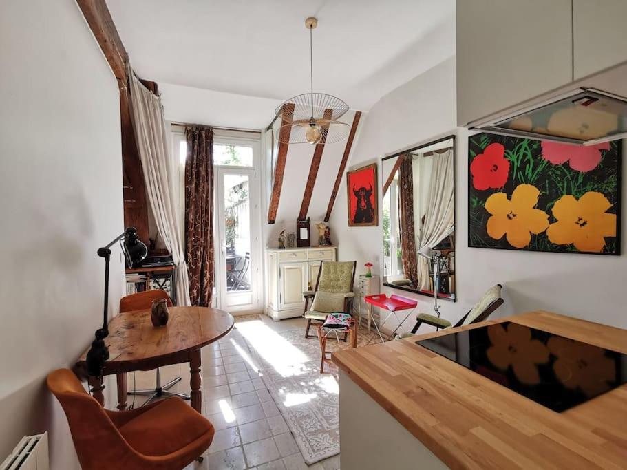 Joli Cocon avec Terrasse dans Le Marais - B&B