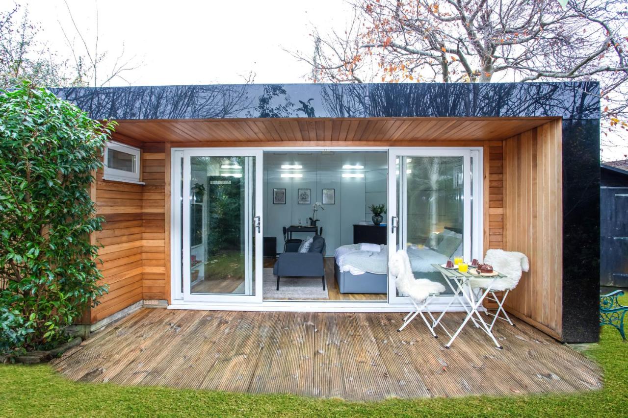 Stylish Harrogate Studio with Huge Private Garden - B&B