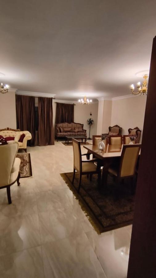 Luxurious 3 room hotel apartment just steps away from North 90th Street offering a perfect blend of comfort and convenience Ideal for families - B&B Cairo