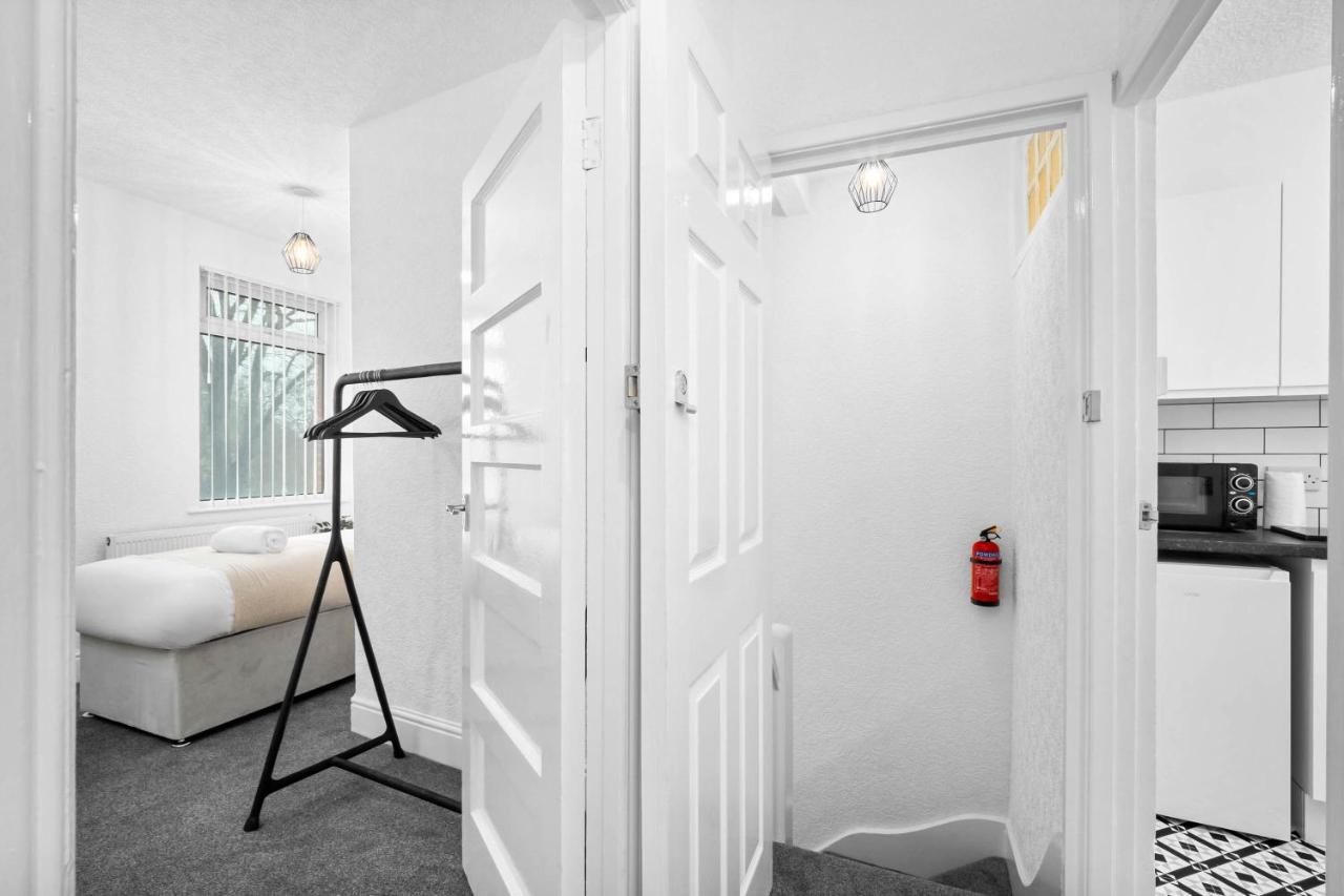 Two Bedroom Apartment - On Street Parking Available - Netflix - Wifi - Top Rated - 311M - Chambres d'hôtes Birmingham