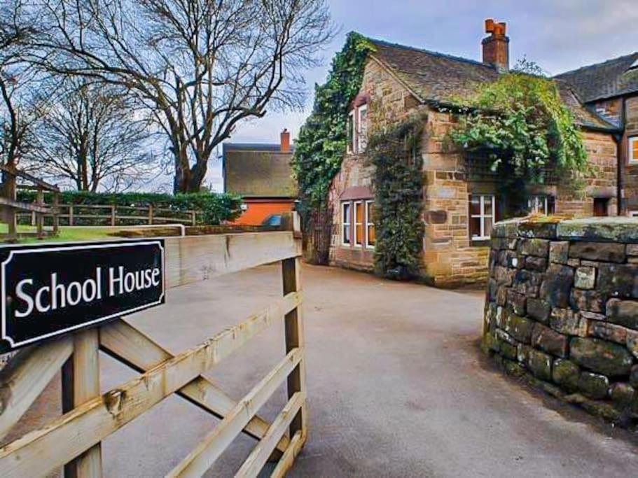School House, cosy cottage for 12 with hot tub in the Peak District - Chambres d'hôtes Leek