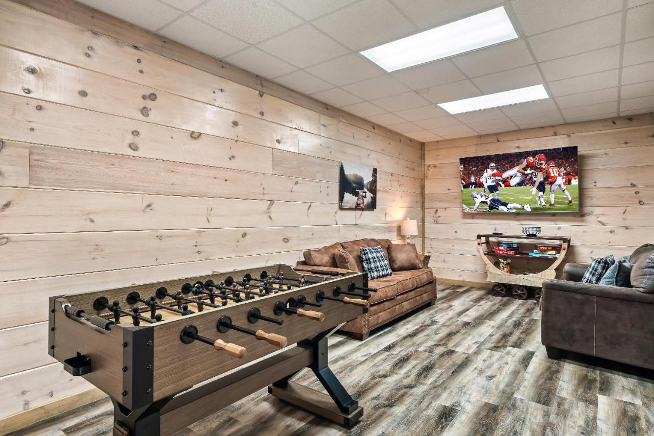 Luxury 4-BR Cabin Near Parkway and Dollywood with Game Room and Hot Tub - B&B Pigeon Forge