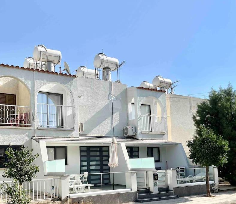 Roomy Studio - stone throw away to Nissi Beach! - Ferienwohnung