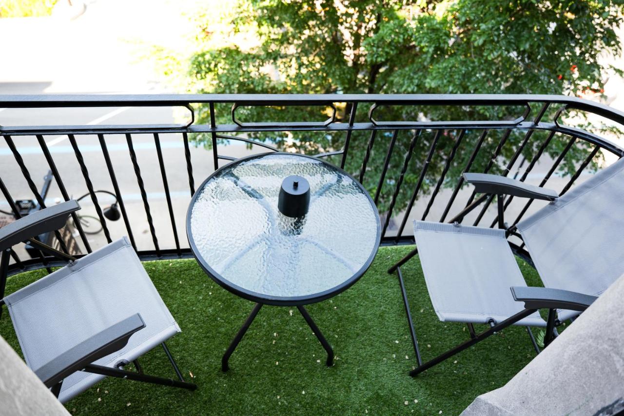 #5 - Spacious 3Bds - Self Check in - Plateau - St-Denis - AC - TV - Bed and Breakfast Montréal