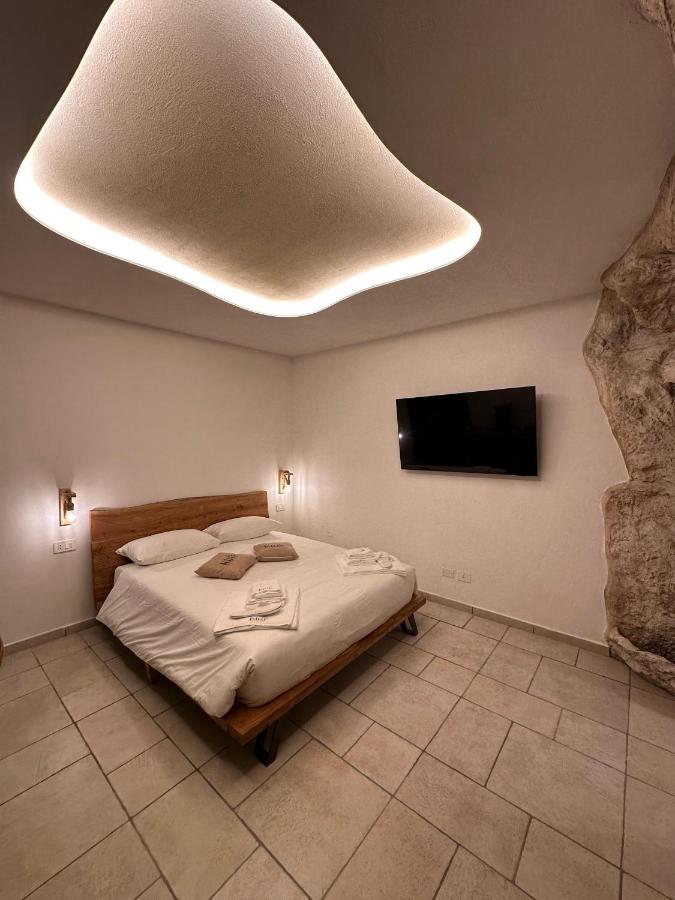 Zimmer mit Kingsize-Bett und Whirlpool