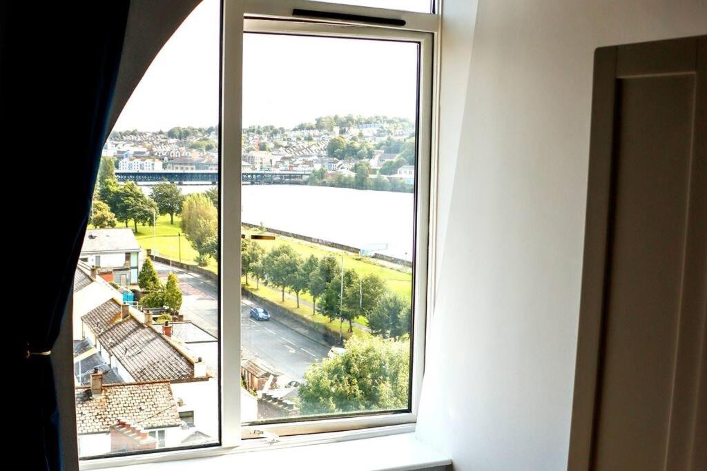 Penthouse with River Views: 2BD Derry Heritage Gem - B&B