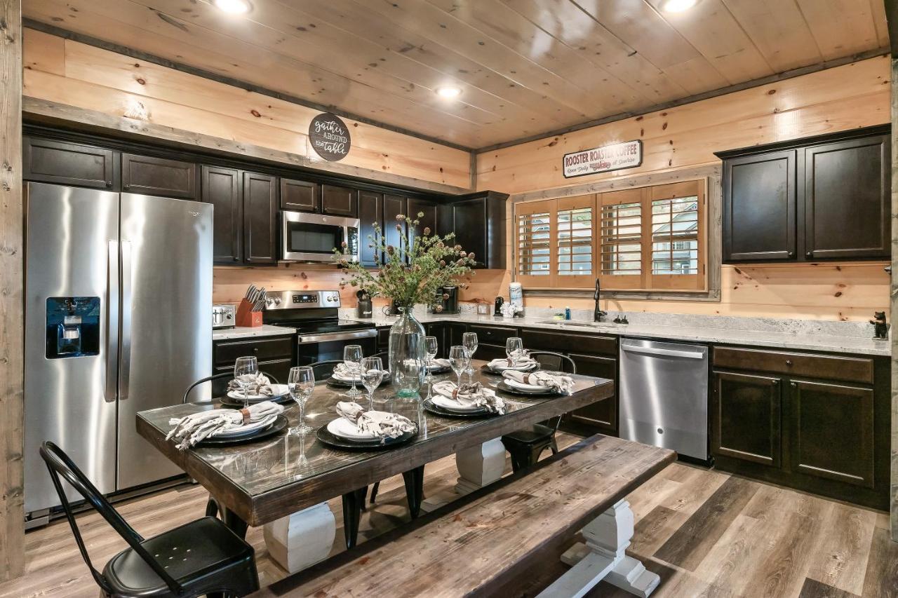 Modern 4 Bedroom Cabin in Timeless Resort Near Parkway and Dollywood with Game Room and Hot Tub - Chambres d'hôtes Sevierville
