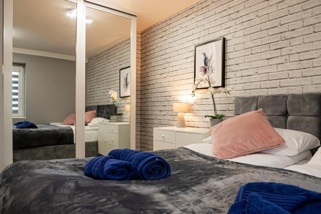 Detached 2 Bedroom House - 10 minute's walk to Town Centre - Free Parking, Fast Wifi and Smart TVs by Tejza Property - B&B