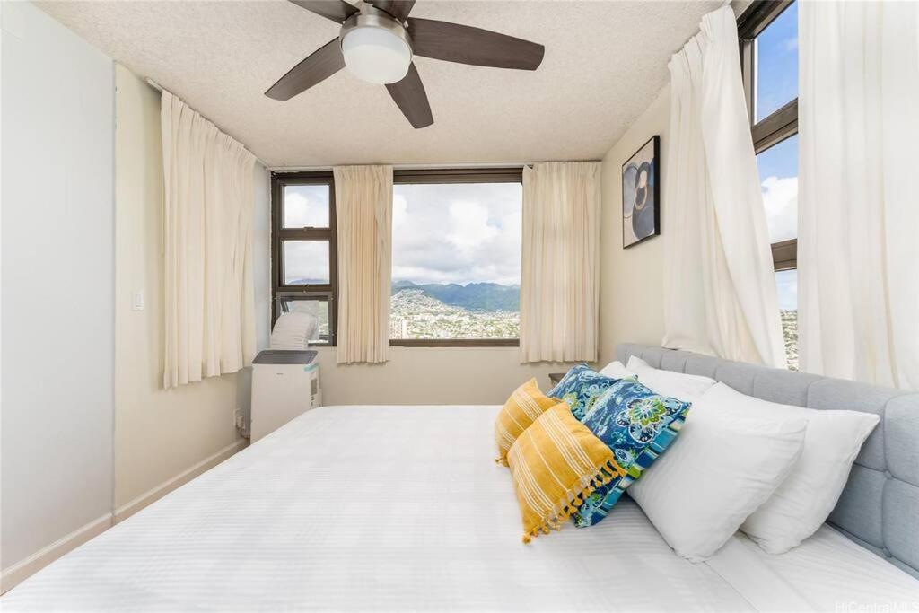 High Floor Waikiki Banyan 1 BD Condo - B&B