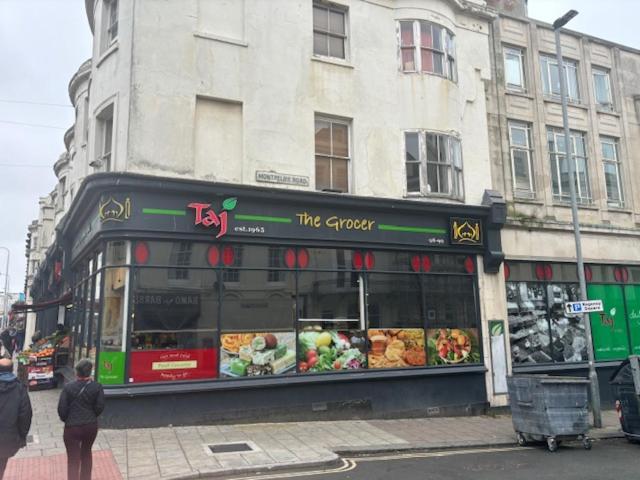 Central seaside home with free parking - B&B The City of Brighton and Hove