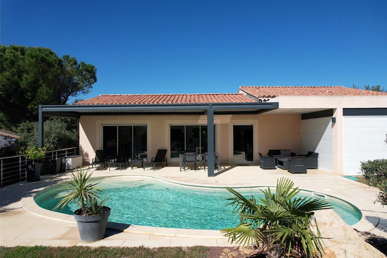 very pretty contemporary villa with pool located in Aureille in the alpilles, close to the center on foot. sleeps 4. - B&B Aureille