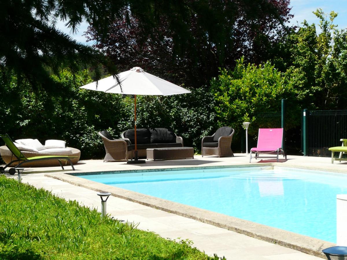 typical provencal mas with pool, a little corner of paradise with view of sainte victoire, close to aix en provence, sleeps 10. - B&B