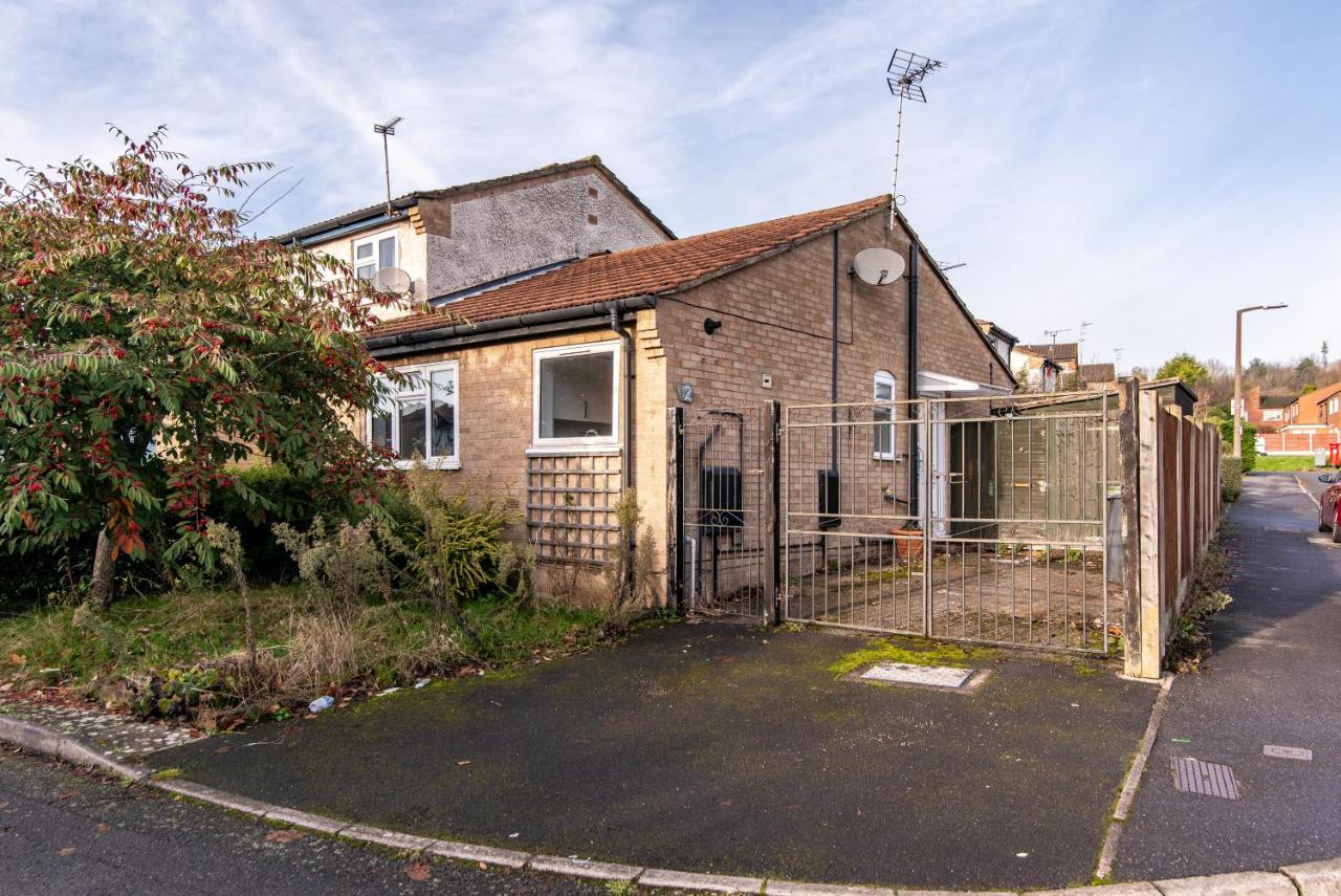 2-Bedroom Bungalow in Beeston, Great Location - B&B