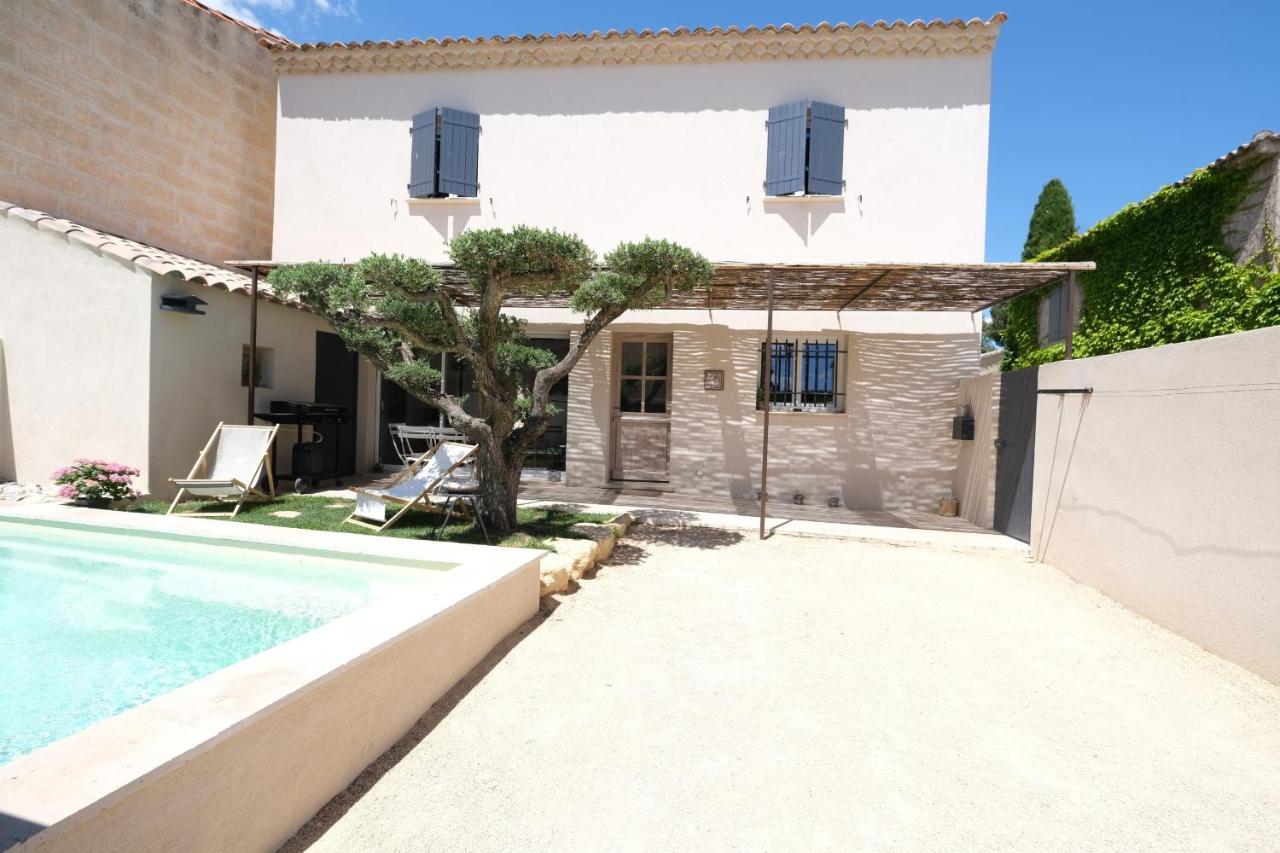 charming house with private pool in the heart of the village of aureille in the alpilles, 6 people. - Chambres d'hôtes Aureille