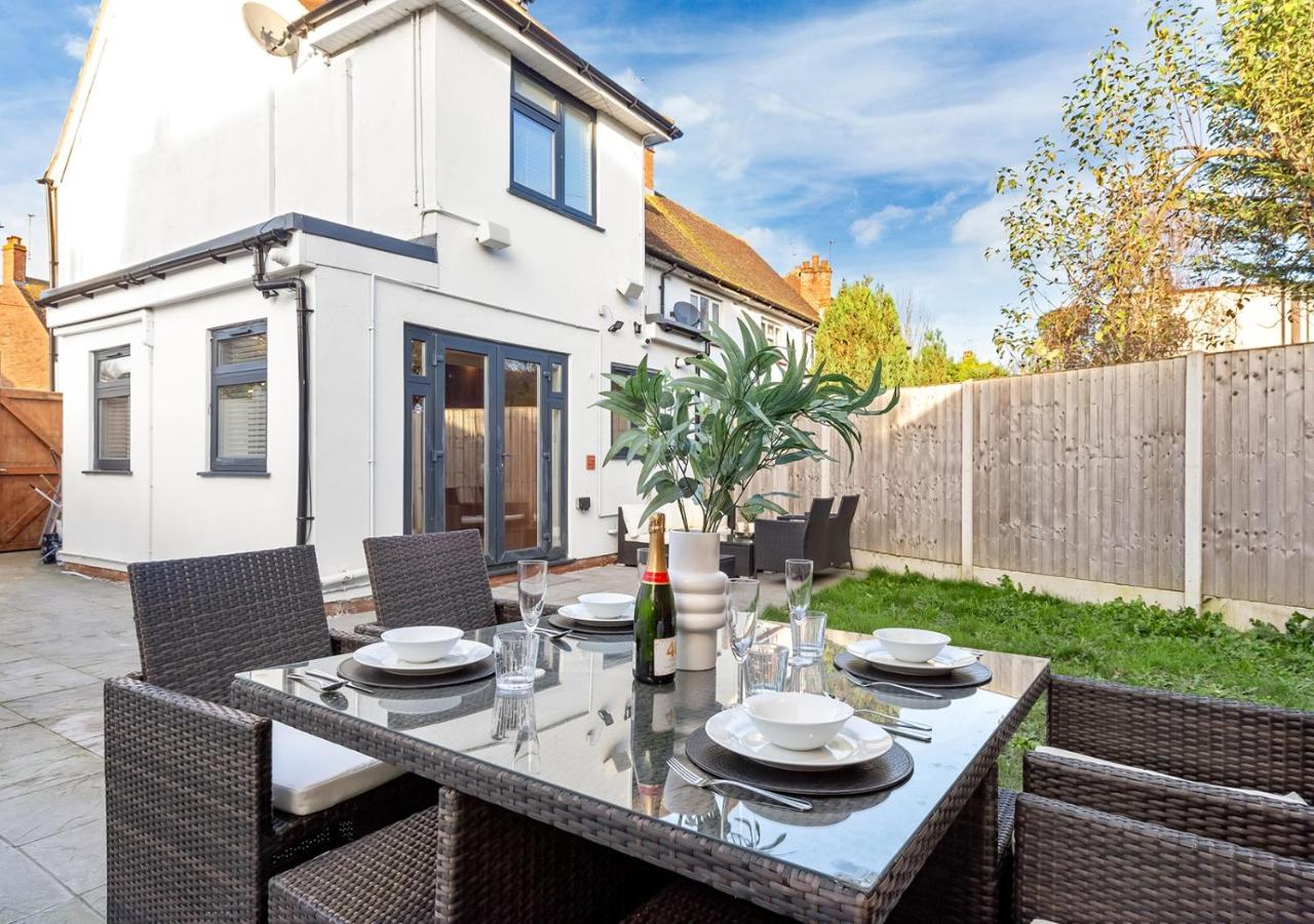 Spacious 4BR Home in Brentford Free Parking - Chambres d’hôtes