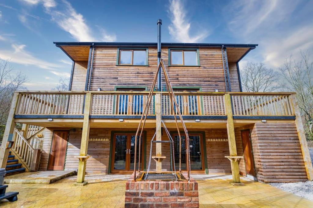 Beresford, woodland lodge, sauna, hot tubs & games for 18 - Chambres d'hôtes Oakamoor