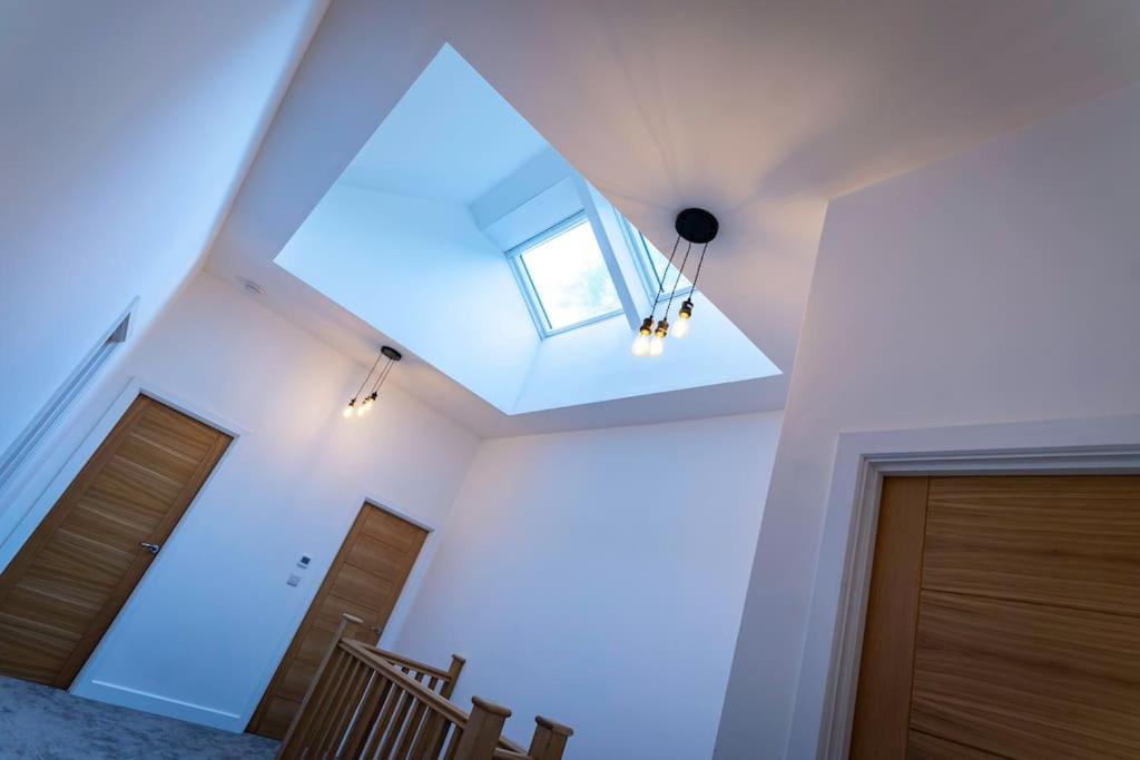 Throwley, woodland lodge with hot tubs for 14 - Bed and Breakfast Oakamoor