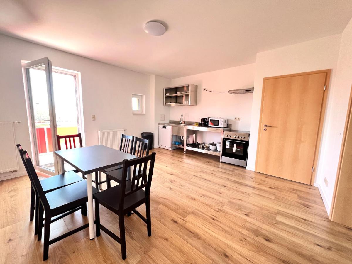 monteurzimmerKING: Magdeburg Dodendorfer Straße - Bed and Breakfast Maagdenburg