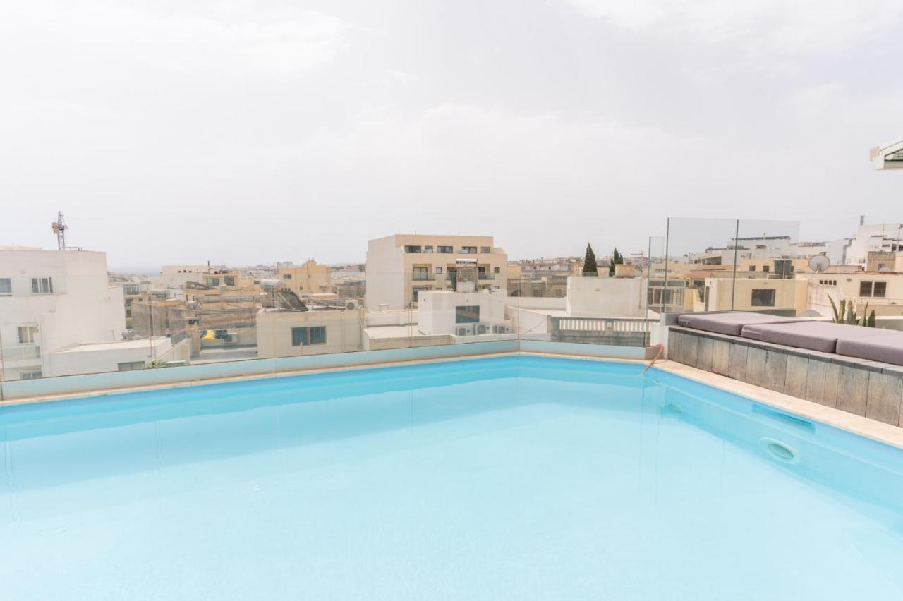 Large apartment with pool - B&B