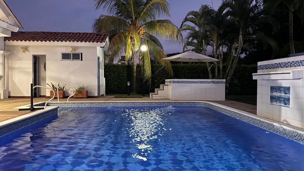 Casa con Air Hockey, Bolirana, Wi-Fi y Piscina - B&B