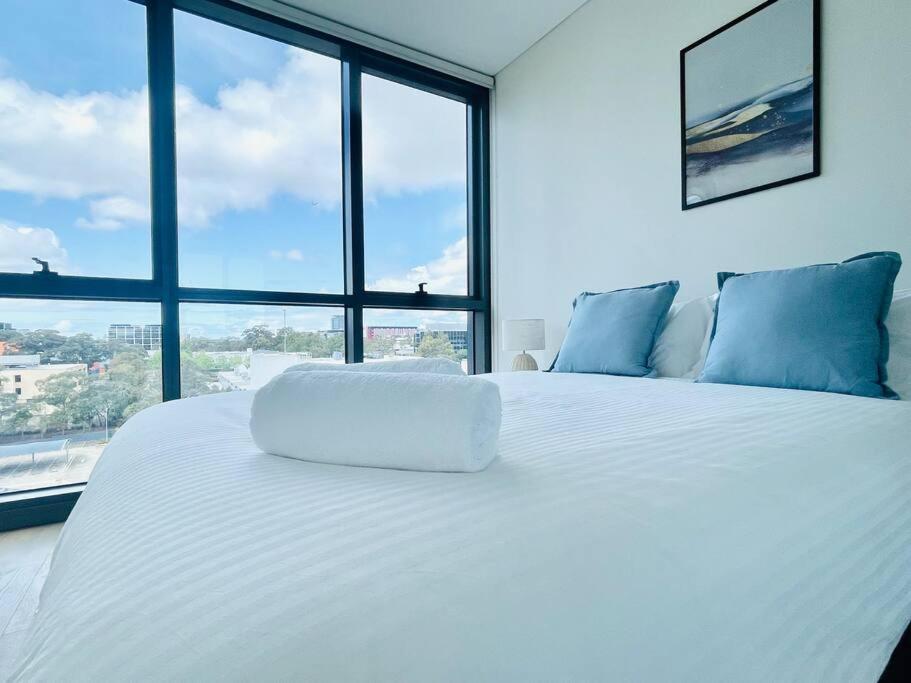 Modern stylish 3 bedroom condo - Parking, Gym, Pool - Chambres d’hôtes