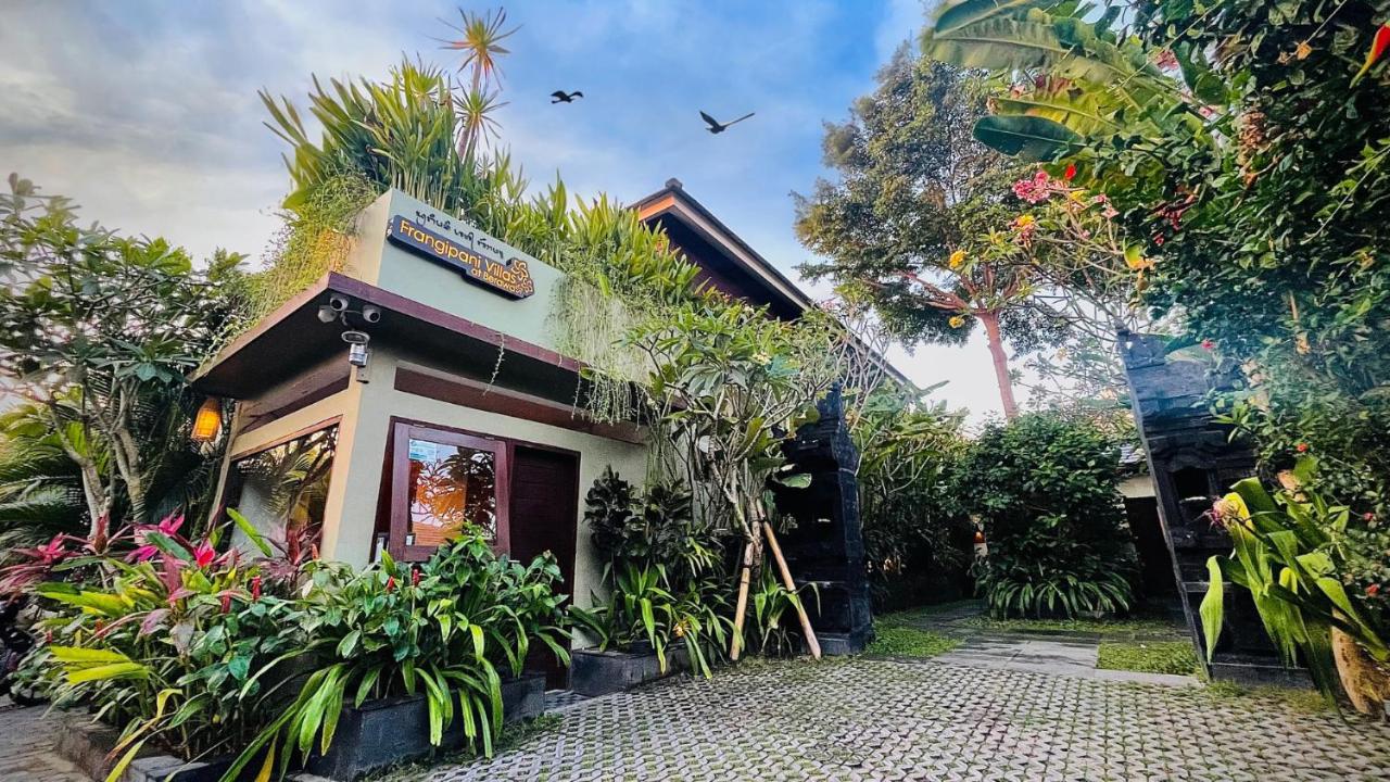 Frangipani Villa Merah at Berawa - Chambres d’hôtes Canggu