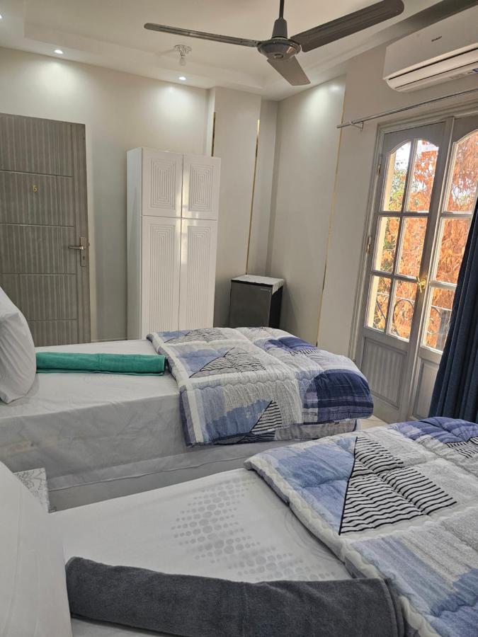 Tweepersoonskamer met 2 Aparte Bedden en Badkamer