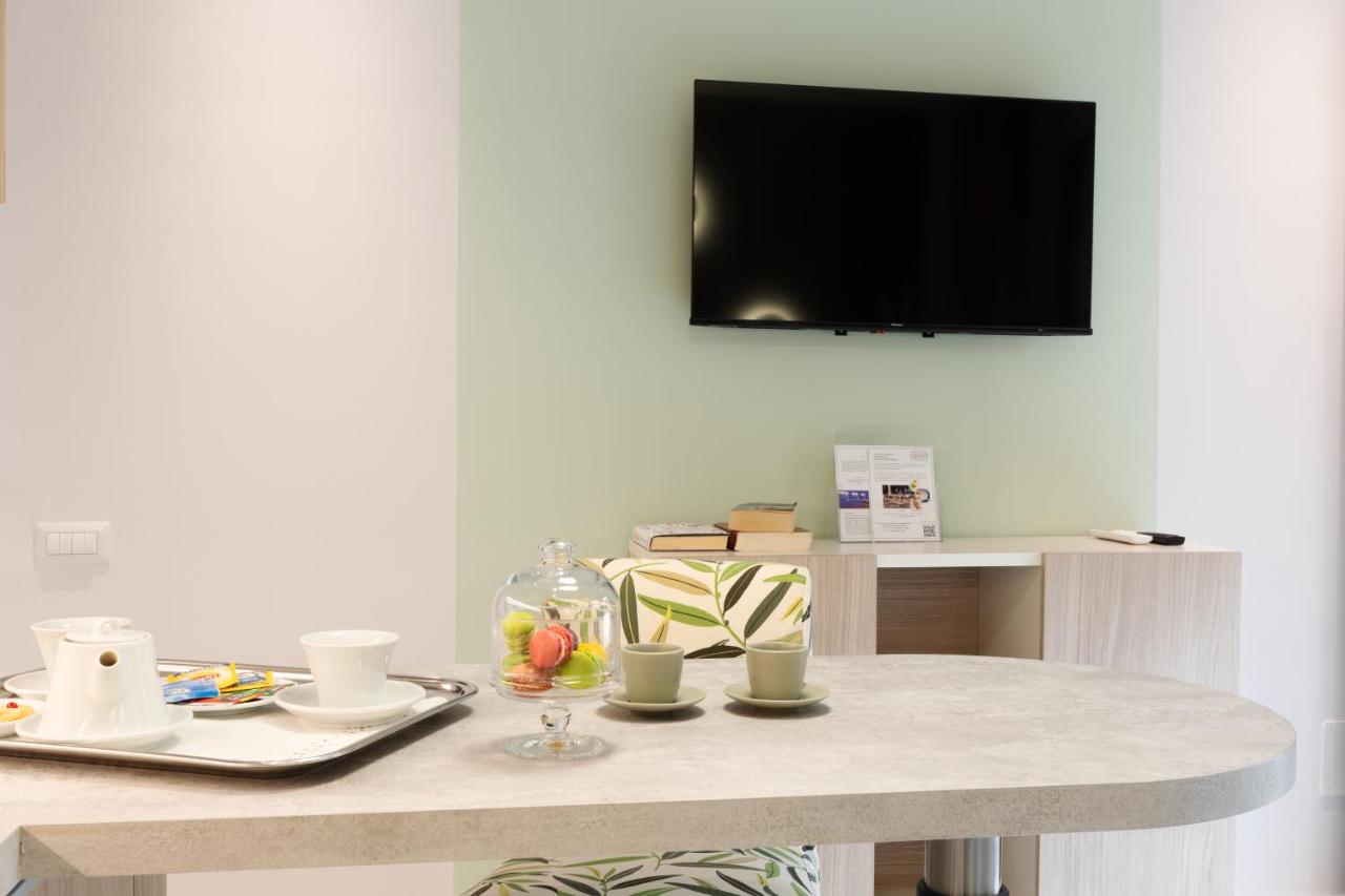 Deluxe One-Bedroom Apartment