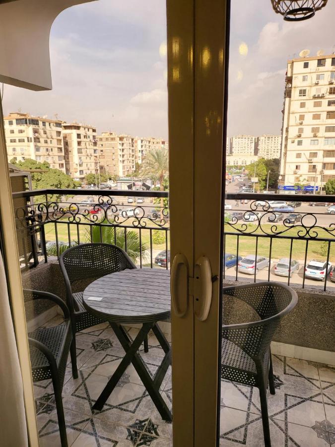 Entire 3BDR apartment at prime location with wifi and garden view near CAI airport - Chambres d'hôtes Le Caire