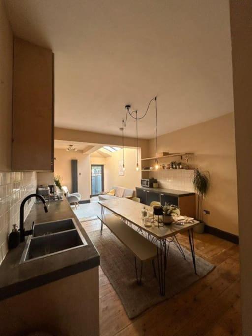 Beautiful home - 4 min walk from Heaton Park - B&B