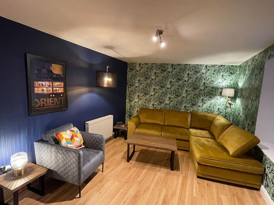 Central 2-Bed Flat, main door, on-street parking - B&B