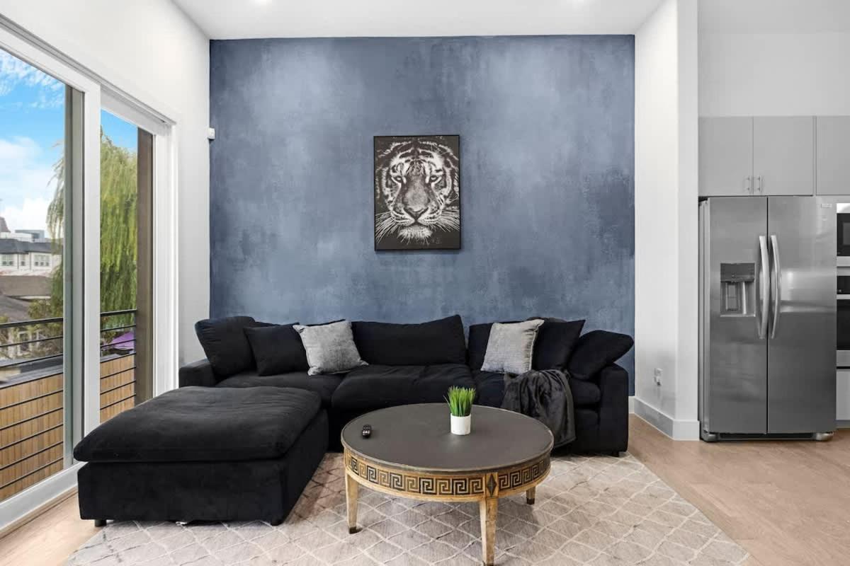 Newly Built Modern 3 Bedroom Houston Home - B&B Houston