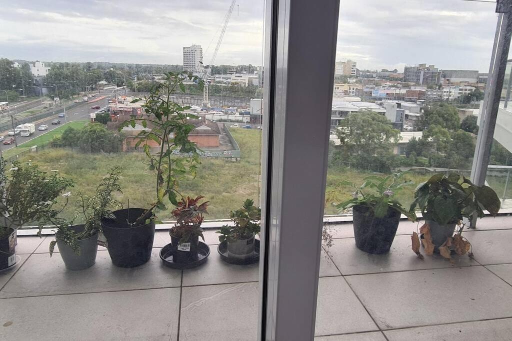 Spacious 3 bedroom, 2 washroom and 2 parking 5 min from train station - B&B