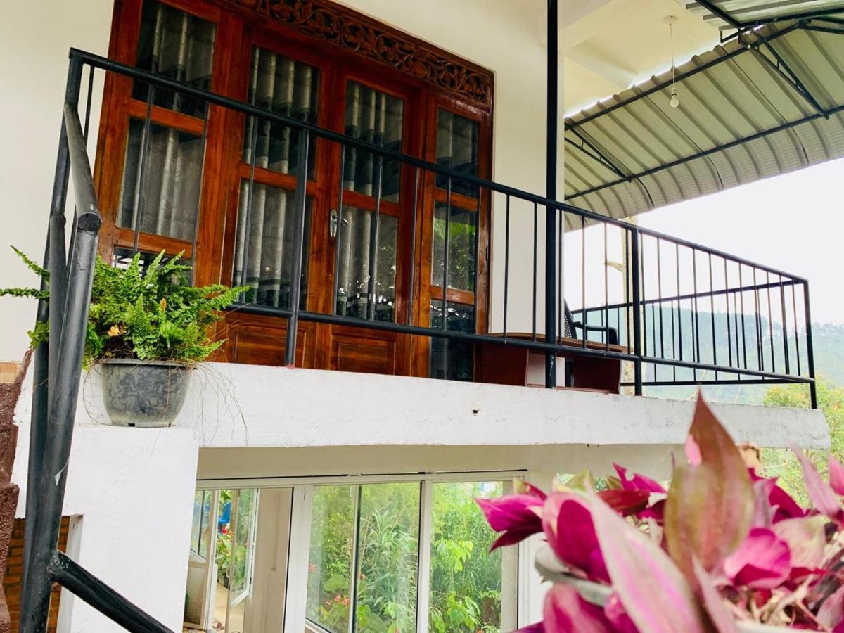 Zimmer mit Kingsize-Bett und Balkon