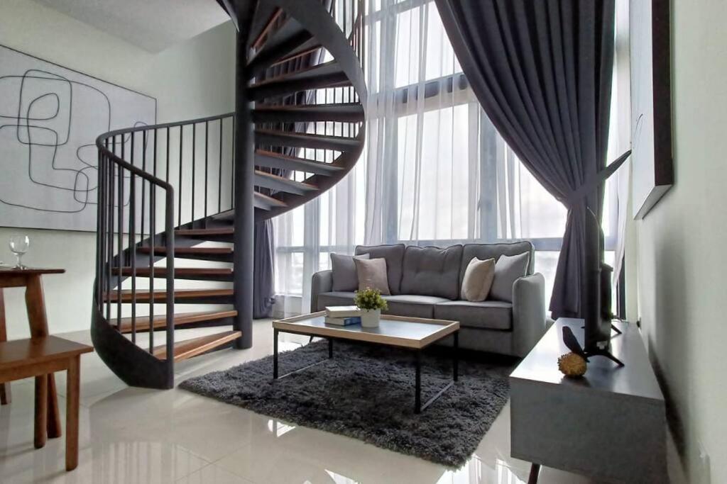 1207 The Apple Melaka 8Pax 3min JonkerSt - B&B