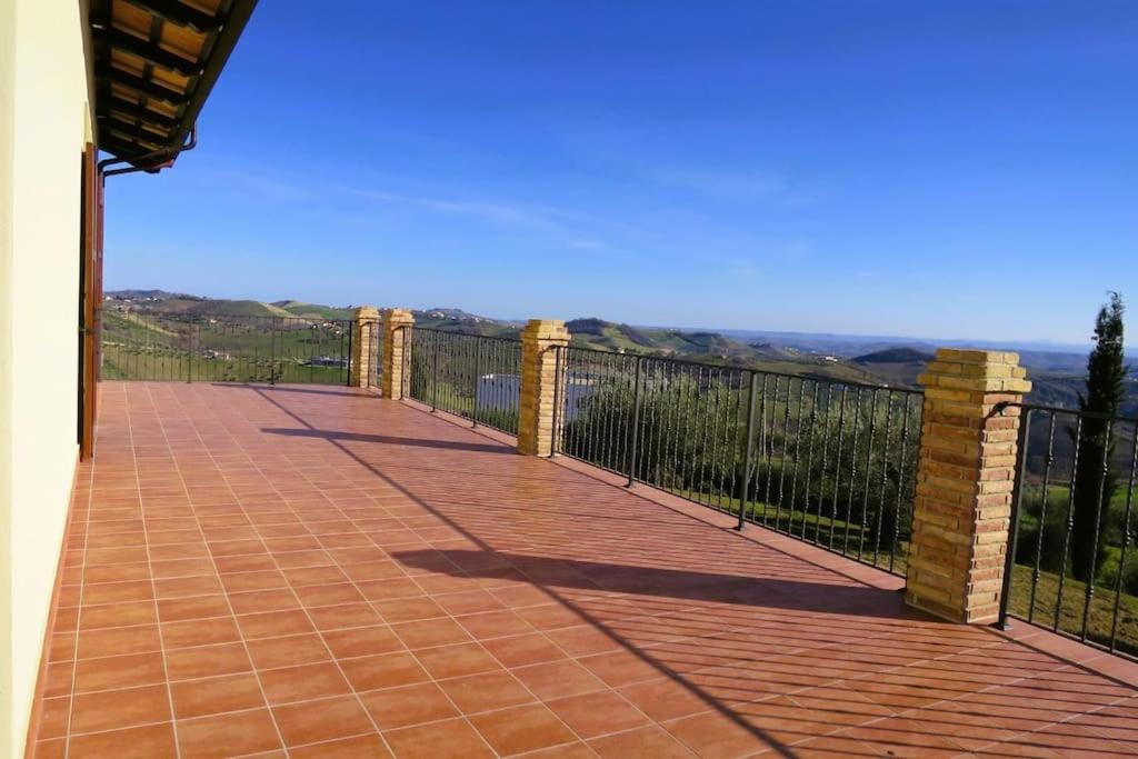 Characteristic restored farmhouse with 360 degree views - Chambres d’hôtes Montefino